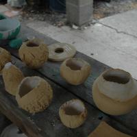 Prêt pour la cuisson . Stage poterie en Ardèche