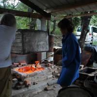 Défournement raku . Stage poterie en Ardèche